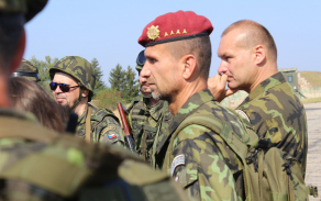 Poradce NGŠ AČR kpt. v.v. Ludvík Cimburek mezi záložníky