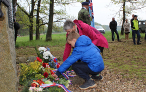rodina Jana Vavrdy uctila památku u památníku