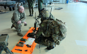Prohlídka výstroje předsunutých leteckých návodčích (JTAC)