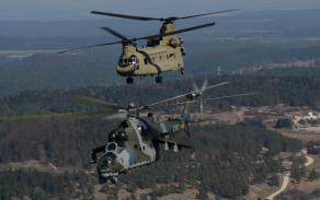 formace vrtulníku Mi-24 a CH 47F Chinook