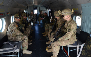 vojáci US Army ve vrtulníku Mi-171ŠM