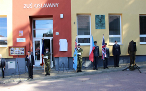 odhalení pamětní desky v Oslavanech