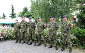 členové Roty AZ z vrtulníkové základny