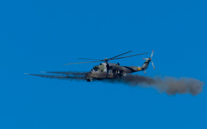 Bitevní vrtulník Mi-24 při střelbě