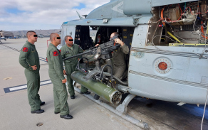 Palubní technici (tzv.crew chiefs) při školení