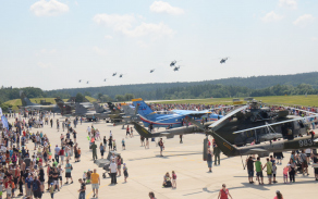 Průlet 4x Mi-171 a 5x Mi-24