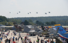 Průlet 4x Mi-171 a 5x Mi-24