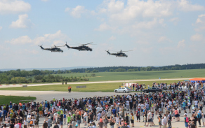 Průlet 4x Mi-171 a 5x Mi-24