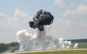 ukázka úder 2x Mi-24 na pozemní cíl s pyrotechnickými imitacemi