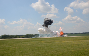 ukázka úder 2x Mi-24 na pozemní cíl s pyrotechnickými imitacemi