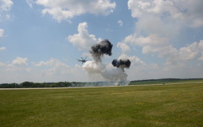 ukázka úder 2x Mi-24 na pozemní cíl s pyrotechnickými imitacemi