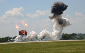 ukázka úder 2x Mi-24 na pozemní cíl s pyrotechnickými imitacemi