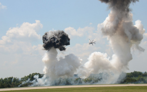ukázka úder 2x Mi-24 na pozemní cíl s pyrotechnickými imitacemi
