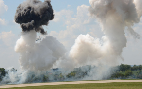 ukázka úder 2x Mi-24 na pozemní cíl s pyrotechnickými imitacemi