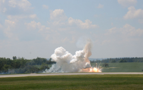 ukázka úder 2x Mi-24 na pozemní cíl s pyrotechnickými imitacemi