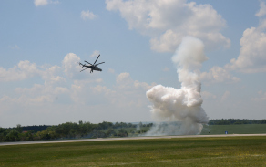 ukázka úder 2x Mi-24 na pozemní cíl s pyrotechnickými imitacemi