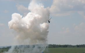 ukázka úder 2x Mi-24 na pozemní cíl s pyrotechnickými imitacemi