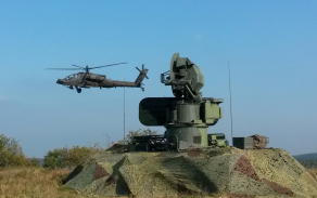 Boj se vzdušným protivníkem. Řídící a naváděcí radiolokátor SURN CZ versus americký bitevní vrtulník AH-64 Apache. 