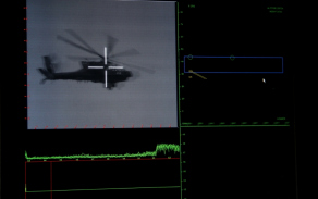 Radiolokátor sleduje americký bitevní vrtulník AH-64 Apache. 