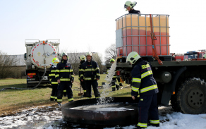 hasiči vlévají do specializované nádoby s vodou letecký petrolej