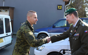 Lukáš Hirka se vítá s velitelem 225. letky bojového zabezpečení 