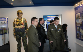 v expozici
