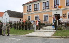 vojáci při státní hymně