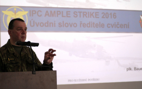 Konferenci pro české jednotky zahájil opět plukovník Zdeněk Bauer, ředitel cvičení AMSE16..