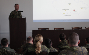 Podplukovník Michla Vecheta vystoupil za oblast logistického zabezpečení cviční.
