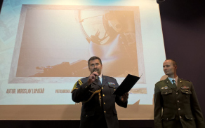 nrtm. Miroslav Lopatář předává vydraženou fotografii plk. Petru Čepelkovi