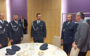 ministr obrany Martin Stropnický při debatě s vojáky z Náměště