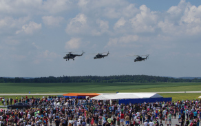 Průlet 4x Mi-171 a 5x Mi-24