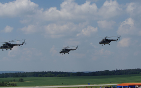 Průlet 4x Mi-171 a 5x Mi-24