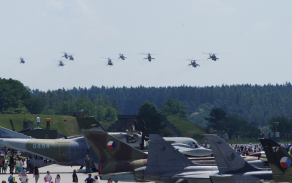 Průlet 4x Mi-171 a 5x Mi-24