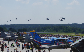 Průlet 4x Mi-171 a 5x Mi-24