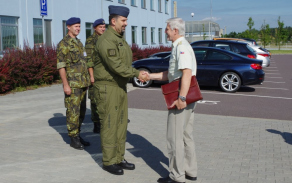 Velitel základny vítá armádního generála Petra Pavla