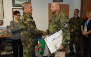 major Skurovec předává za kolektiv dárek pro oslavence