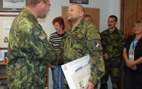Mezi gratulanty byl rovněž vrchní praporčík základny