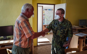 Specialisté na civilně-vojenskou spolupráci jednají se zástupci obcí v jižních Čechách