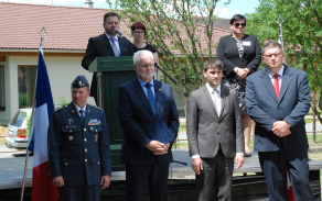 na pietním aktu v Rešicích byl přítomen honorární konzul SR Jaroslav Weigl