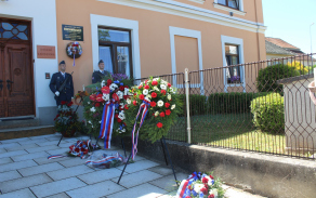 květinové dary u pamětní desky Josefa Štefana