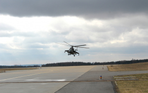letová ukázka vrtulníku Mi-24