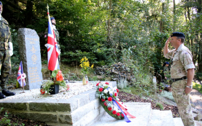 položení věnců u pomníku věnovaného britským vojákům