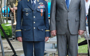 generálmajor Emil Boček a Jan Hamáček z poslanecké sněmovny