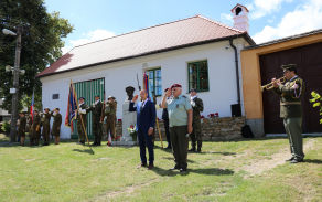 během pietního aktu zazněla večerka k uctění památky obětí válek