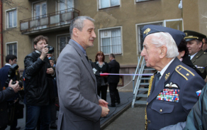 ministr obrany Martin Stropnický se zdraví s válečným veteránem Emilem Bočkem