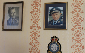 muži jejího života - vlevo tatínek generál Jan Procházka, vpravo manžel generál Alois Šiška