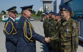 během nástupu byly předány medaile Za službu