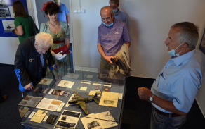 rodina Leonharda Smrčka a Františka Horkého v doprovodu válečného veterána Tomáše Loma, který převzal záštitu nad novou expozicí
