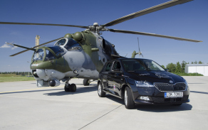 vrtulník Mi-24 a nový promo vůz s logem 311. perutě